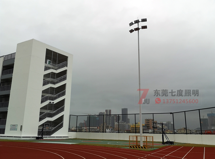 学校操场15米6x400W丝瓜破解版5i现场实例图片